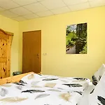 Weiberwirtschaft In Gasthof 3*